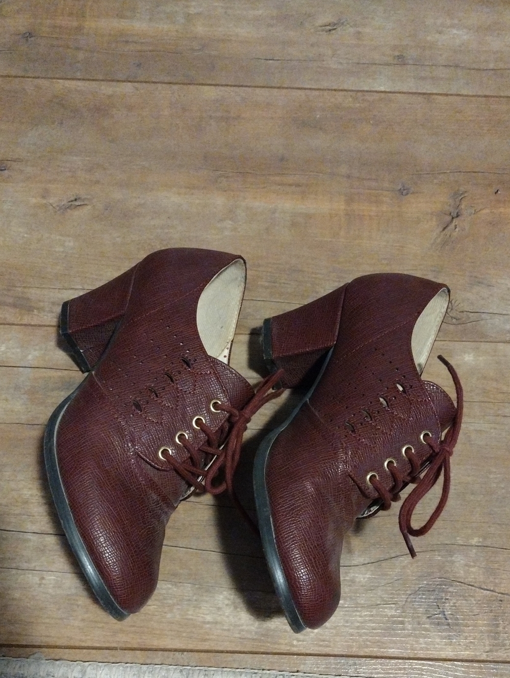 Women's Lace-Up Oxford Heels in Burgundy - Picture 3 of 6